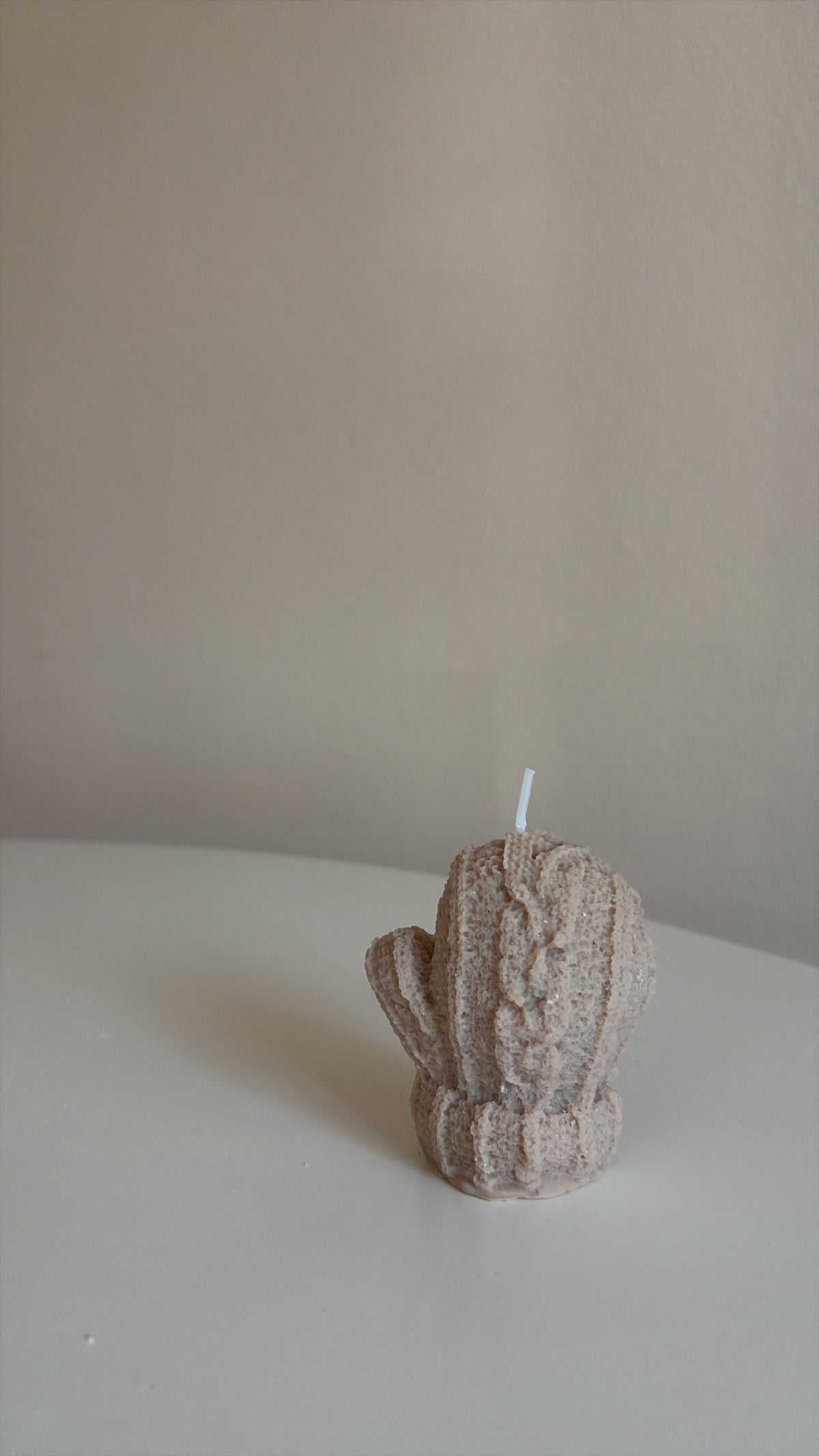 Wollhandschuh- Kerze aus Rapswachs