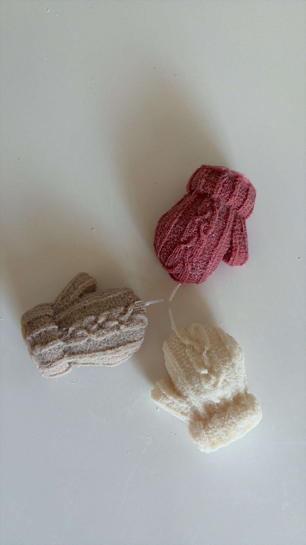 Wollhandschuh- Kerze aus Rapswachs
