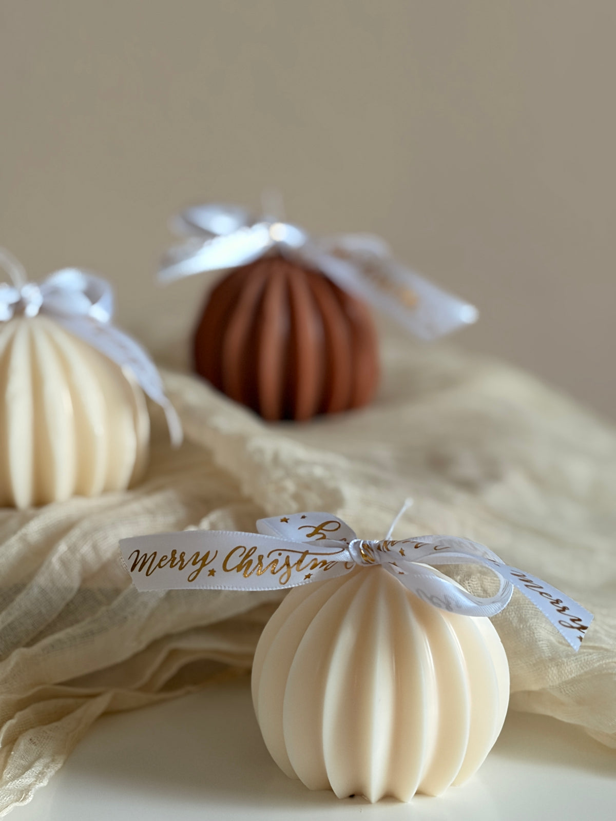 Weihnachtskugel - Kerze aus Rapswachs