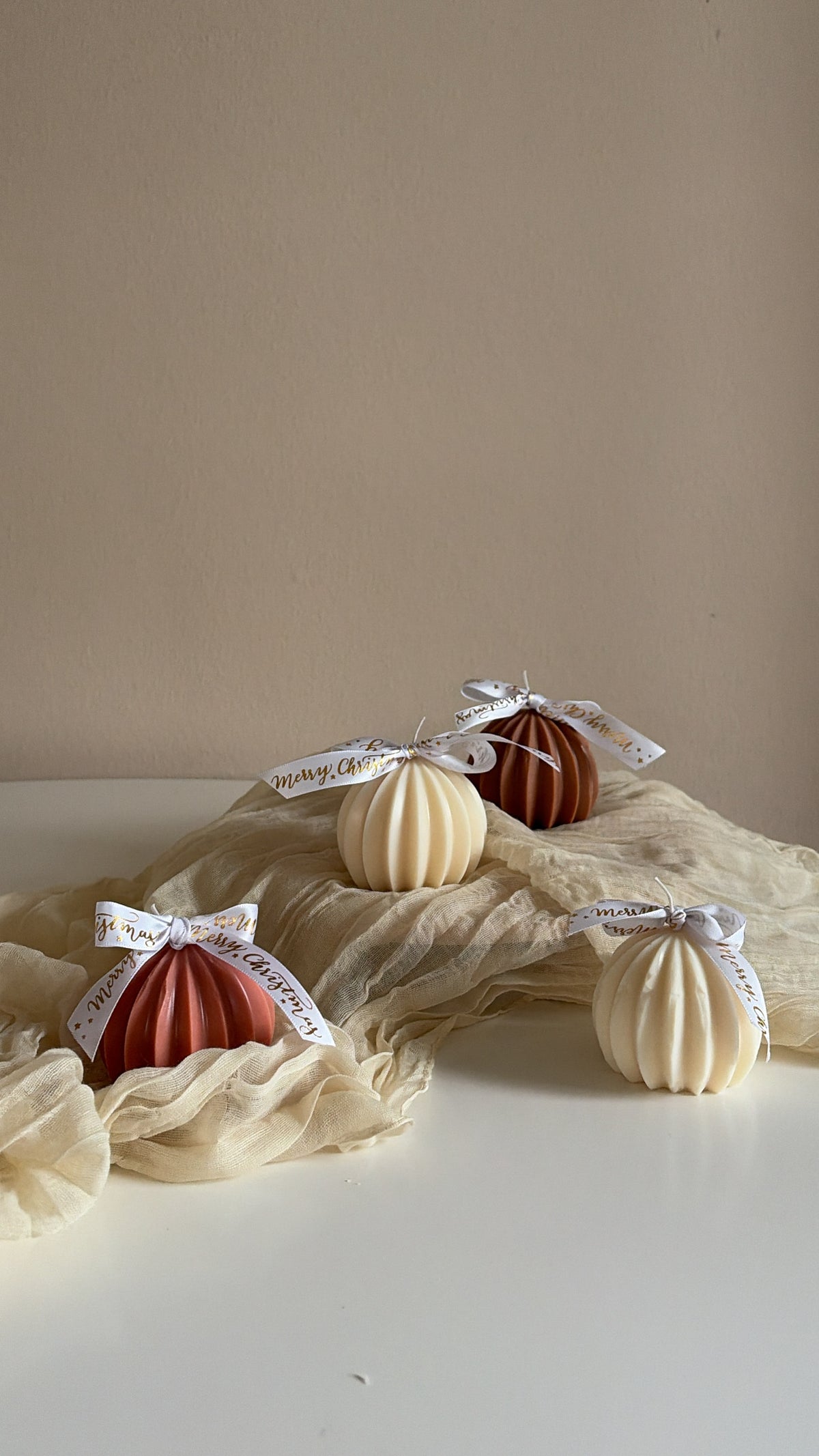 Weihnachtskugel - Kerze aus Rapswachs